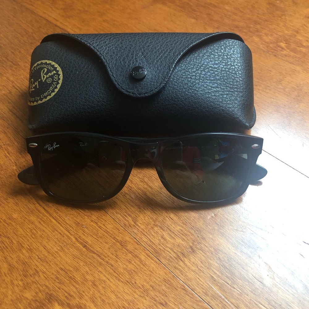 Black Ray-Ban sunglasses with case